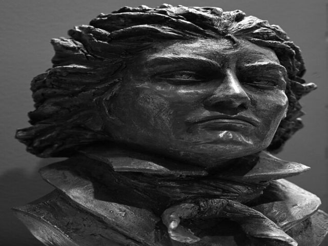 Omaggio a Ludwig van Beethoven 250° Anniversario della nascita  Bronzo  30x40x25