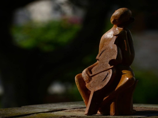 “Il Violoncellista”  Omaggio a Amedeo Modigliani   Terracotta mordente e gomma lacca   28x15x10 2017