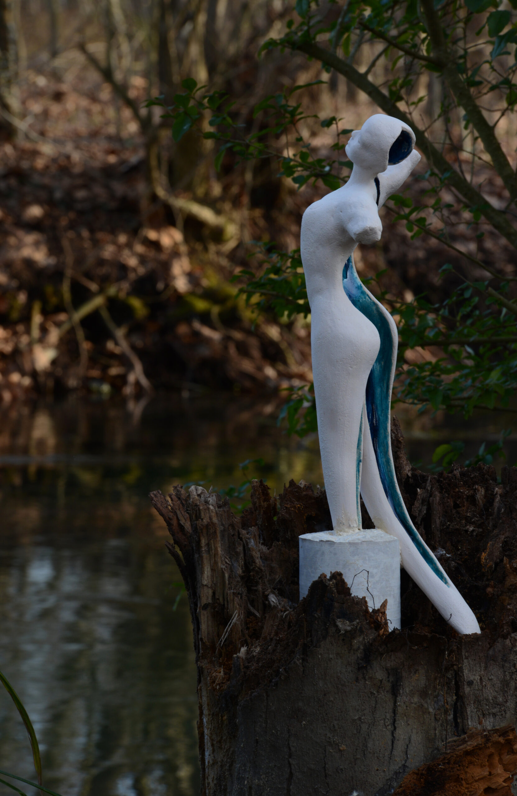 “Disgregazione”   Terracotta Bianca Cristallina colorata  60x20x15 1° Premio Scultura  2017 International Art Symposium 2017  “ Premio Arcimboldo – Il Profumo dell’Arte”